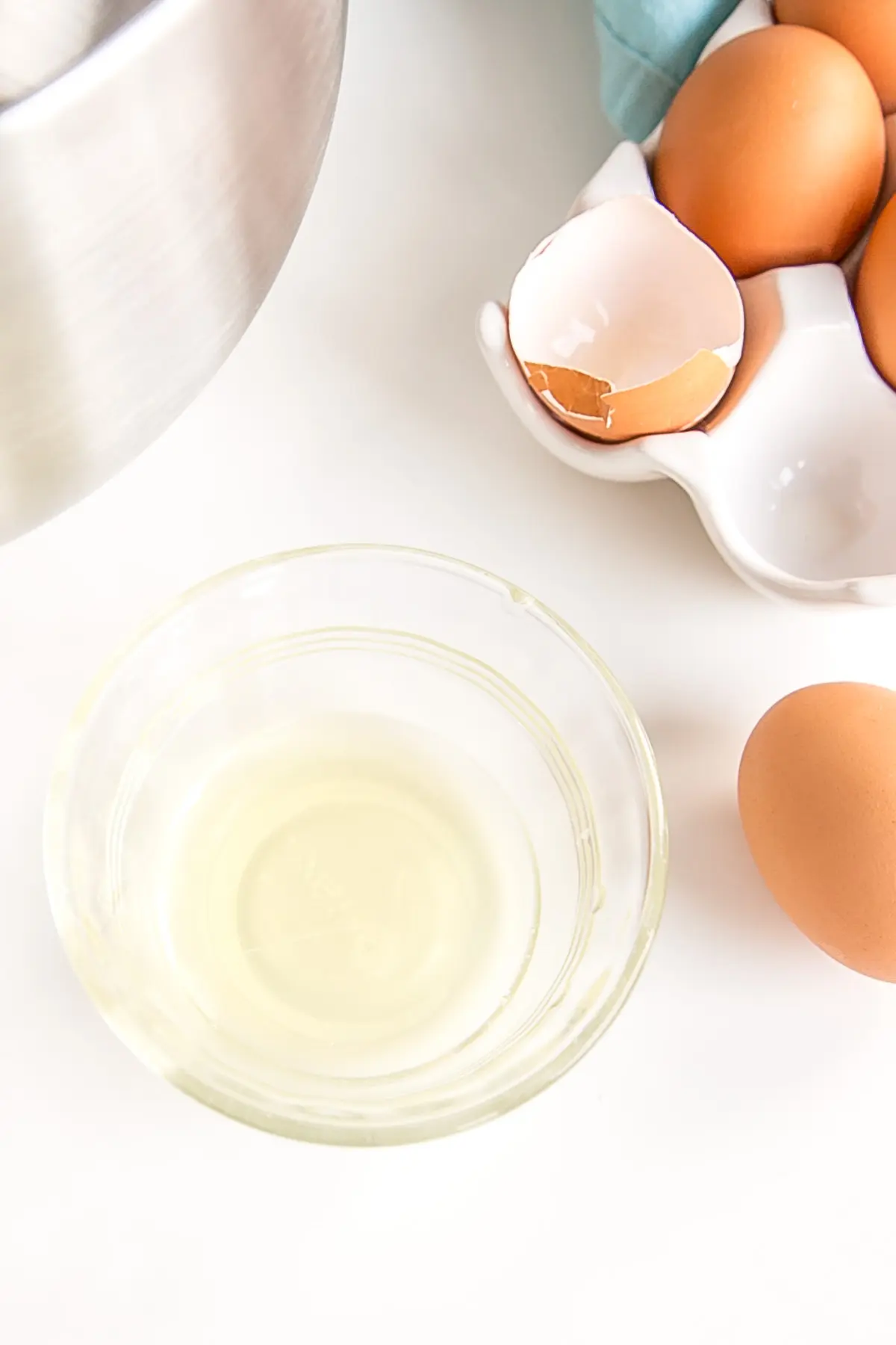 This old-fashioned 7 minute frosting recipe is light, delicious, and easy to make. A pure white frosting that's perfect for a variety of delicious desserts. | livforcake.com Separating egg whites one at a time.