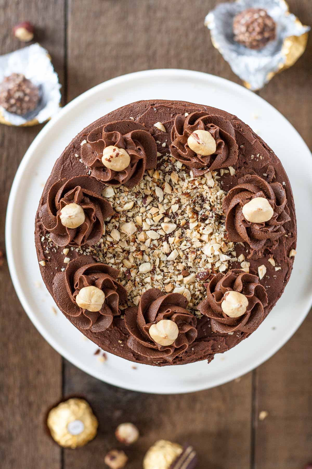 This Ferrero Rocher Cake is your favourite chocolate hazelnut treat in cake form! Chocolate hazelnut cake layers and with a Nutella buttercream. | livforcake.com Overhead picture of the cake.