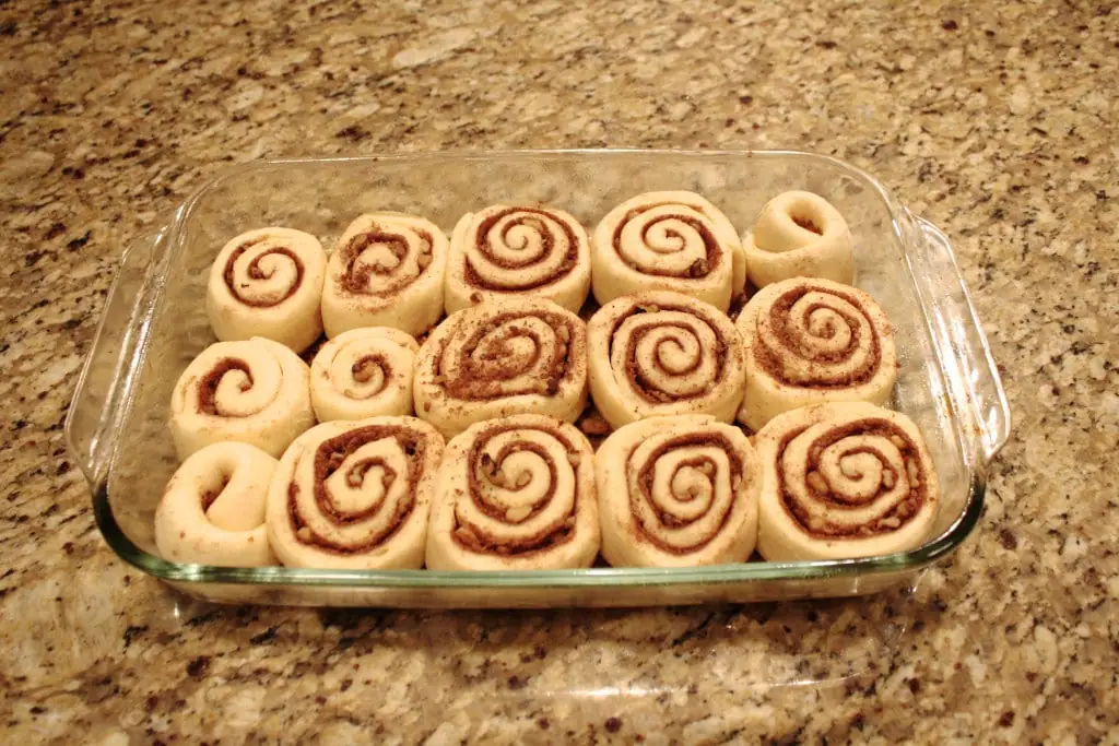These easy overnight cinnamon rolls are a huge time saver! Make them in advance and pop them in the oven on Christmas morning. | livforcake.com Cinnamon rolls risen overnight