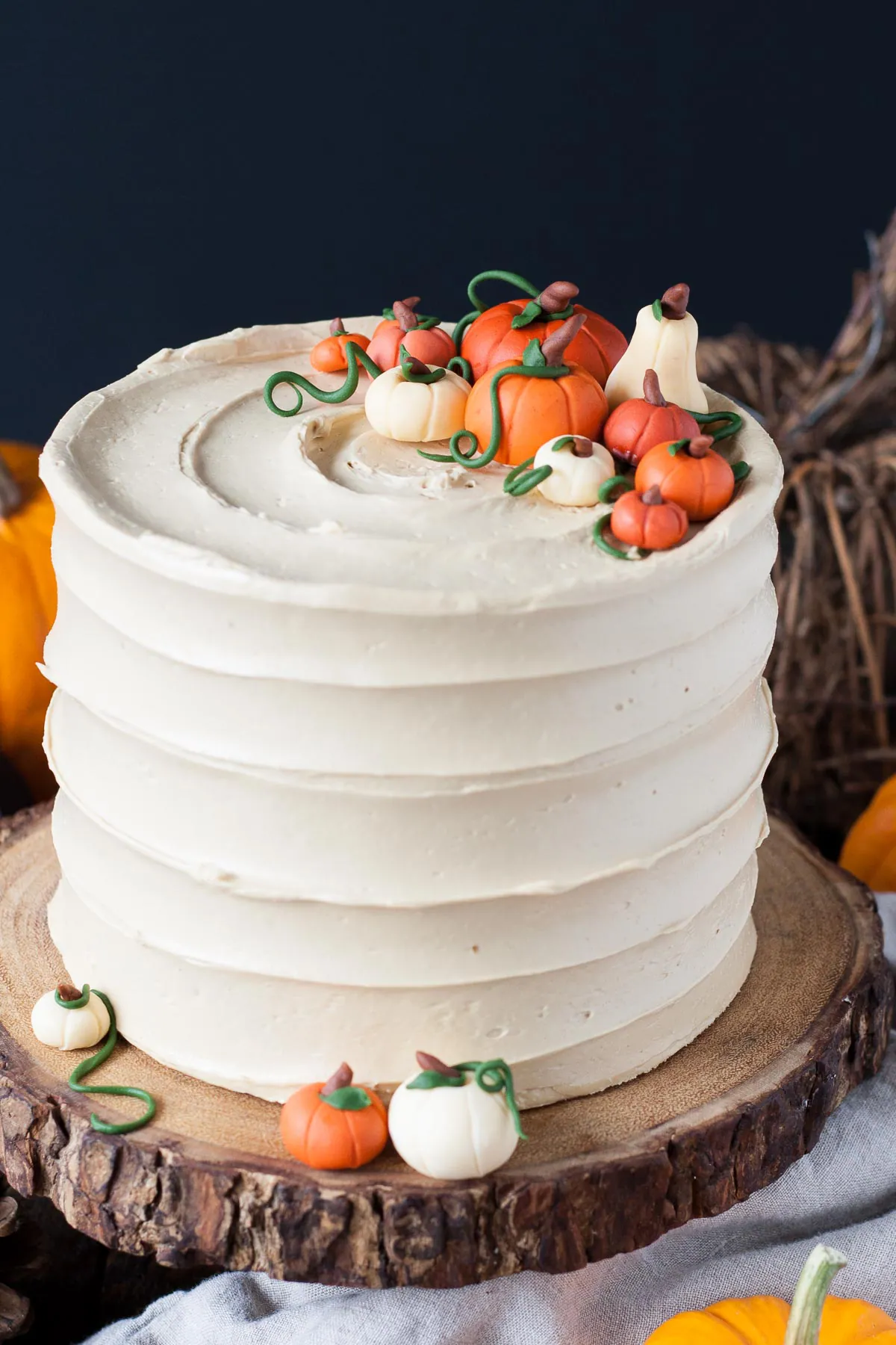 This Pumpkin Spice Latte Cake is your favorite Fall beverage in cake form! Pumpkin spice cake with an espresso buttercream. | livforcake.com Pumpkin flavoured cake layers and an espresso buttercream.