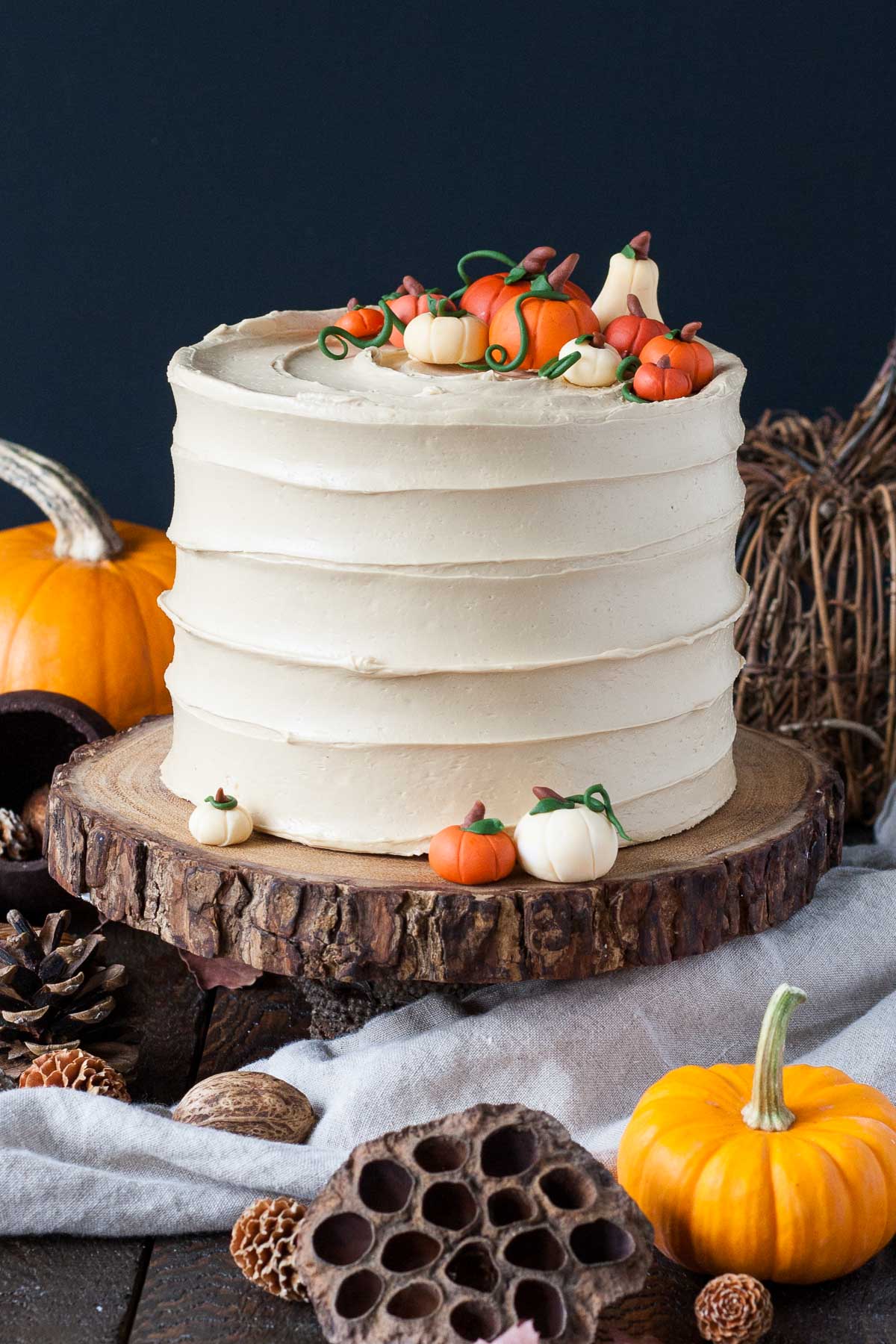 This Pumpkin Spice Latte Cake is your favorite Fall beverage in cake form! Pumpkin spice cake with an espresso buttercream. | livforcake.com Pumpkin Spice Latte Cake with fondant pumpkins