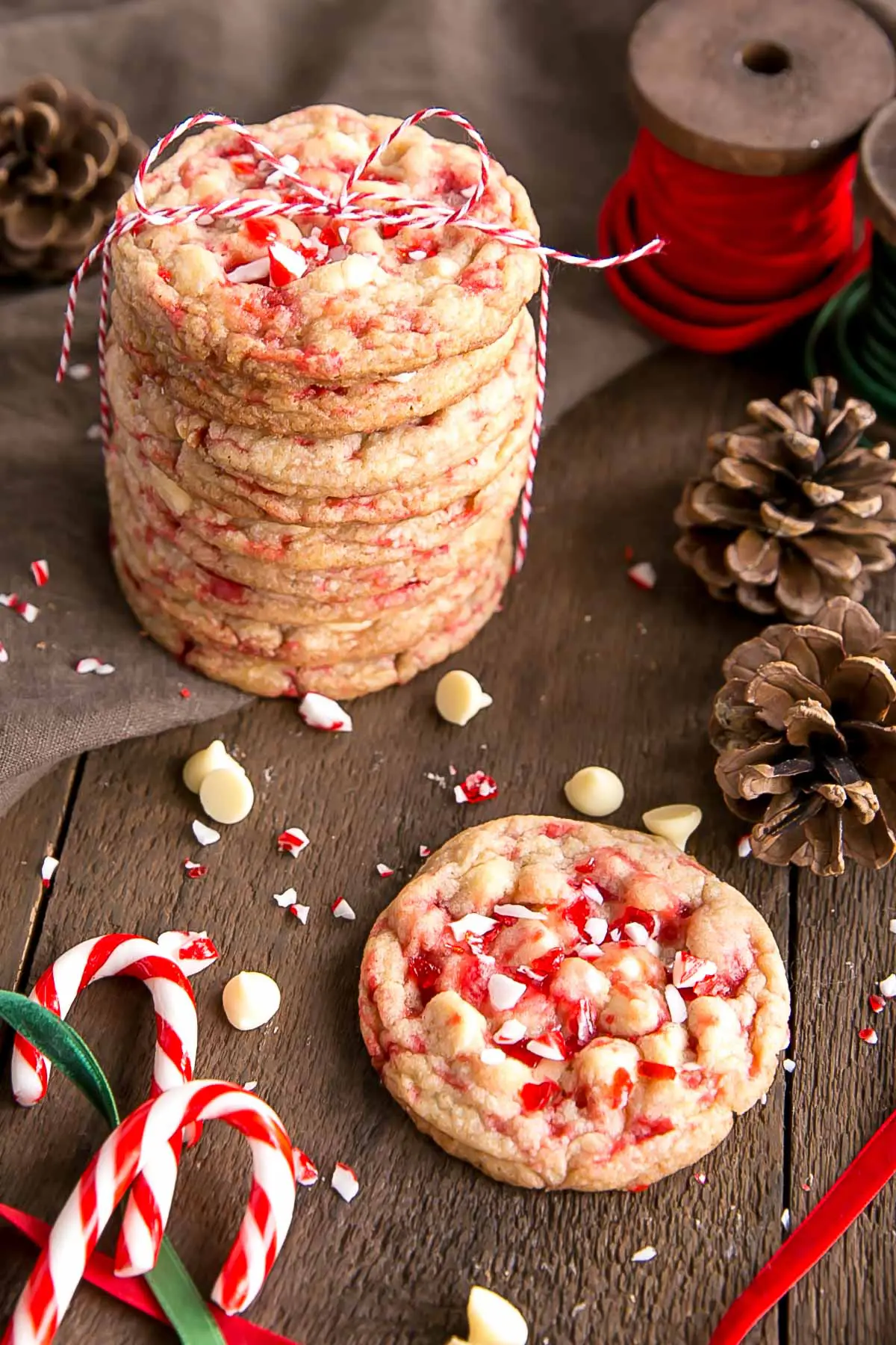 These White Chocolate Candy Cane Cookies are crispy, chewy and delicious. The perfect sweet treat for the holidays! | livforcake.com Cookies with white chocolate chips and crushed candy canes